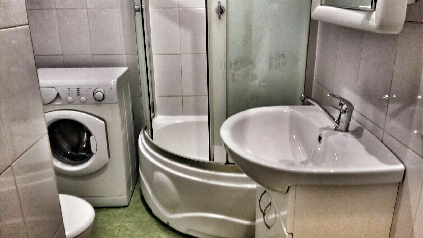 Купить квартиру проспект пушкина. Идеи для маленькой ванной. Самая маленькая ванная комната. Санузел с машинкой. Маленький совмещенный санузел в хрущевке.